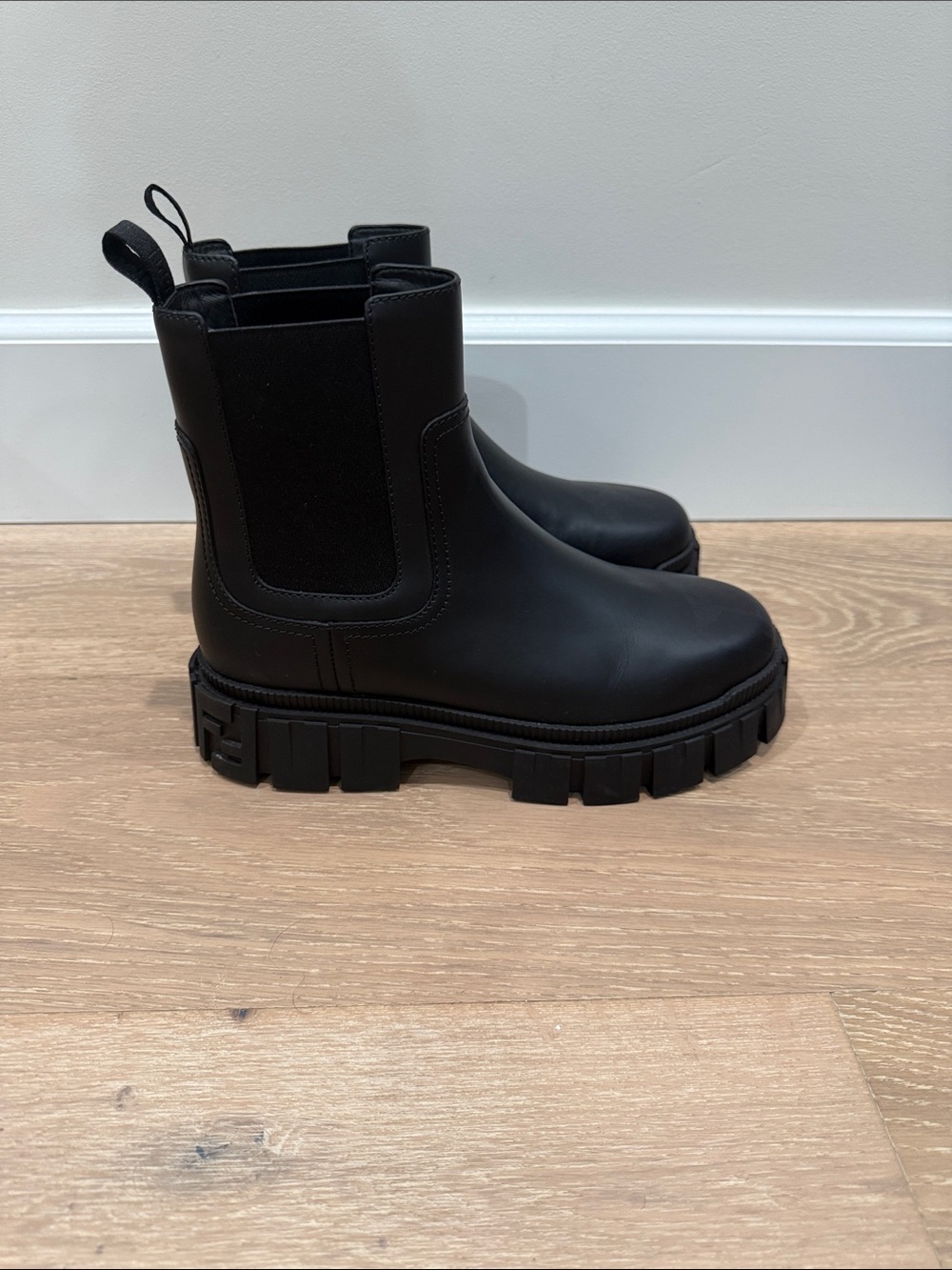 Worn 1x authentic black lugg boots
